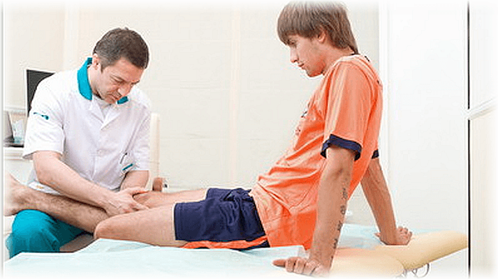 врач травматолог осматривает пациента